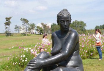 广州中领雕塑给公园增添开心的女人铜雕