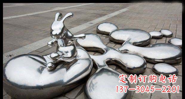 广州广场不锈钢抽象水珠上的兔子雕塑