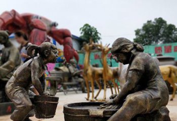 广州注重传统的母爱——广场铜雕母亲洗衣服小品雕塑