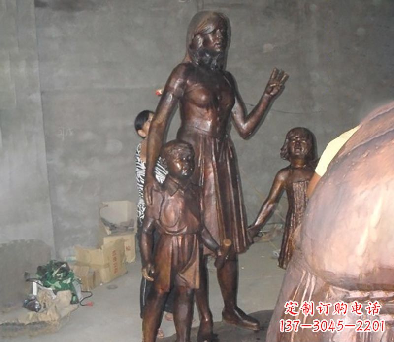 广州中领雕塑非常荣幸推出一款特别的母亲雕塑,…