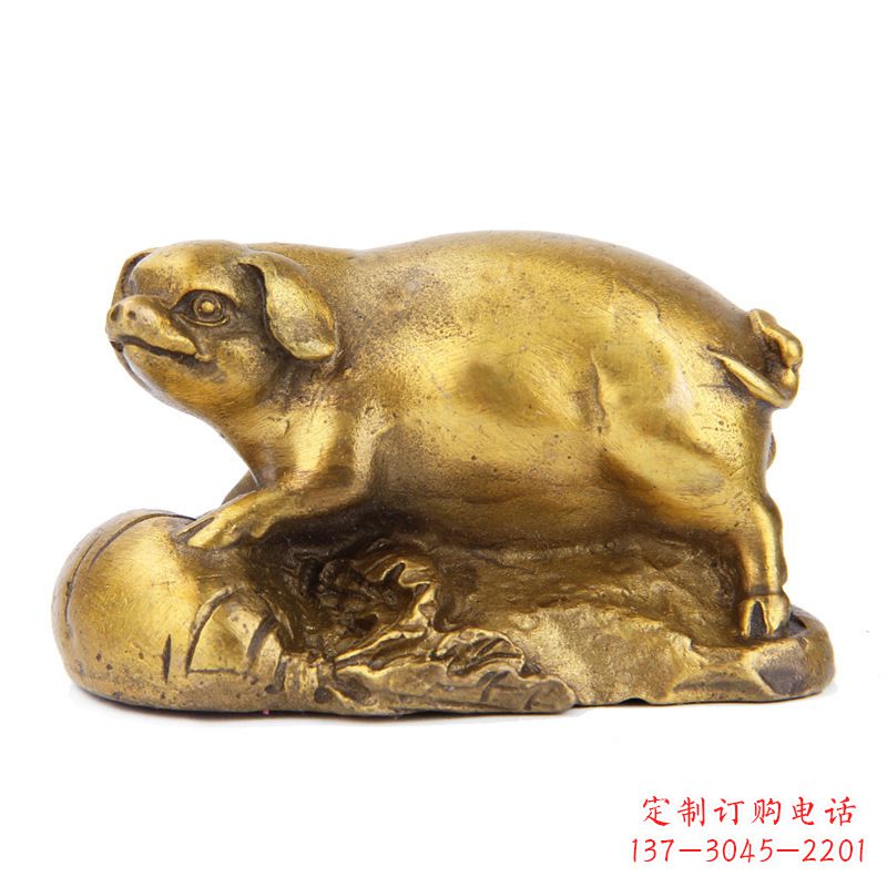 广州铸铜鎏金猪雕塑时尚炫彩,精致温馨