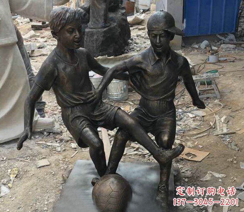 广州踢足球公园人物铜雕