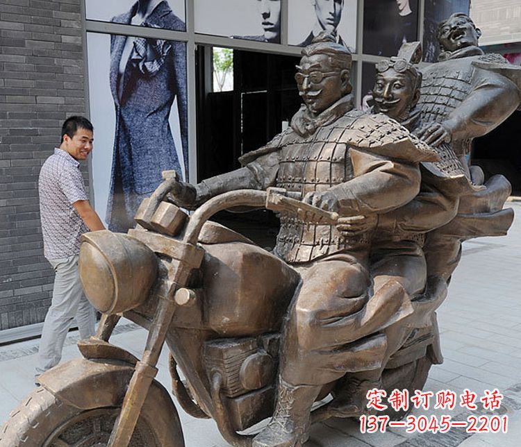 广州铜雕街头骑摩托人物雕塑