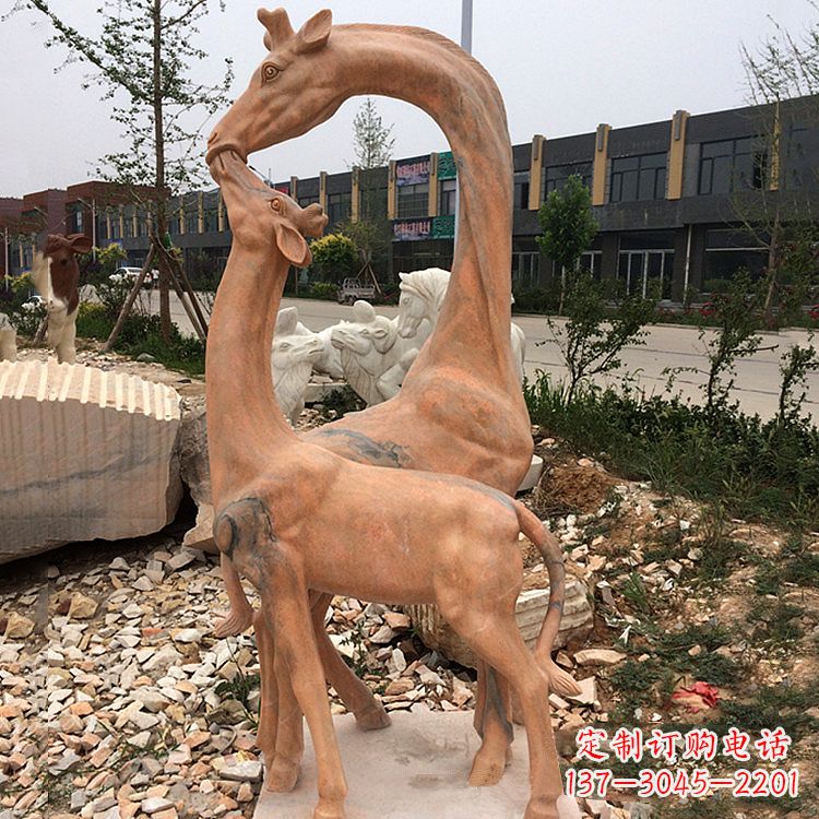 广州晚霞红石雕长颈鹿-校园公园母子亲情景观雕塑