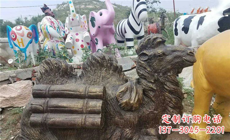 广州卧着的骆驼动物铜雕 (2)