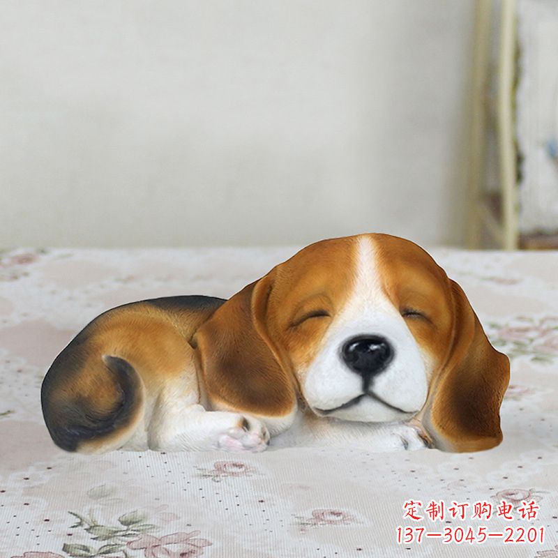 广州卧姿比格犬仿真雕塑,睡觉的小狗狗是内美陈动物雕塑摆件