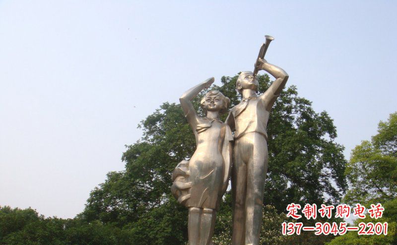 广州校园吹军号敬礼的小学生人物景观铜雕