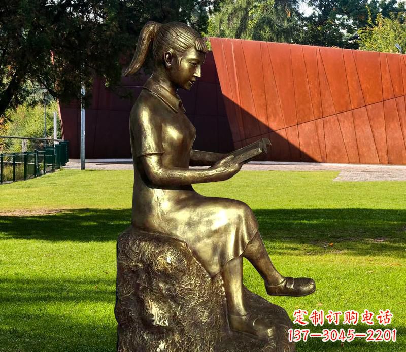 广州校园看书的女孩铜雕