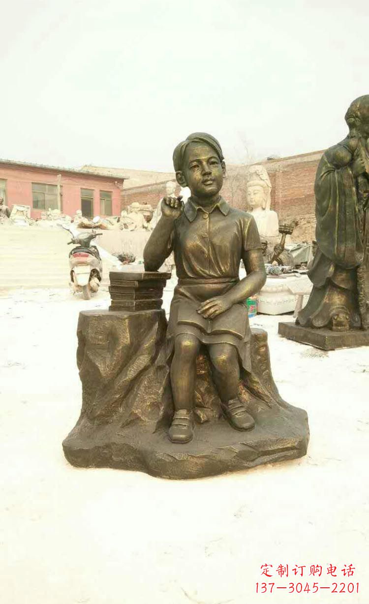 广州校园看书思考的学生铜雕