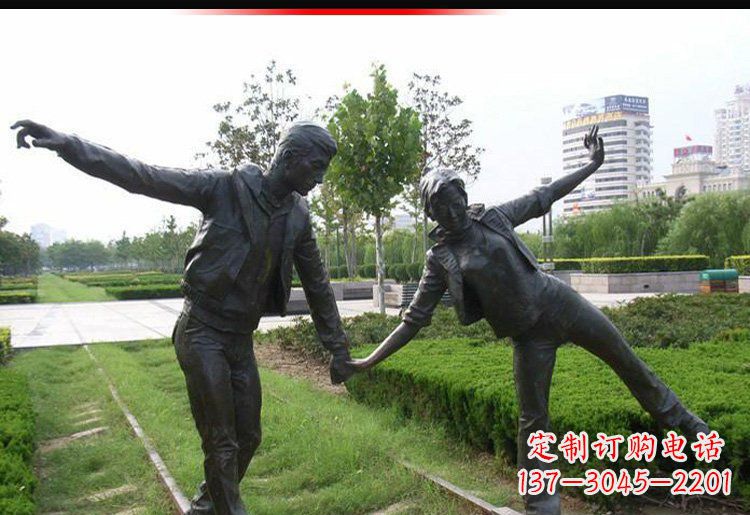 广州走铁轨的情侣铜雕