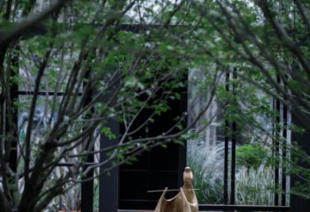 广州人物雕塑-别墅庭院创意不锈钢仿铜抽象吹笛子的人物雕塑