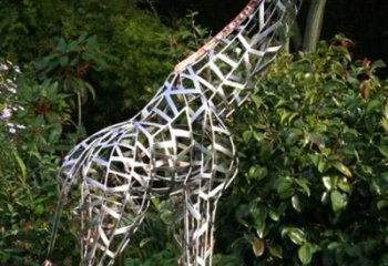 广州长颈鹿雕塑-户外草坪大型不锈钢镂空长颈鹿雕塑